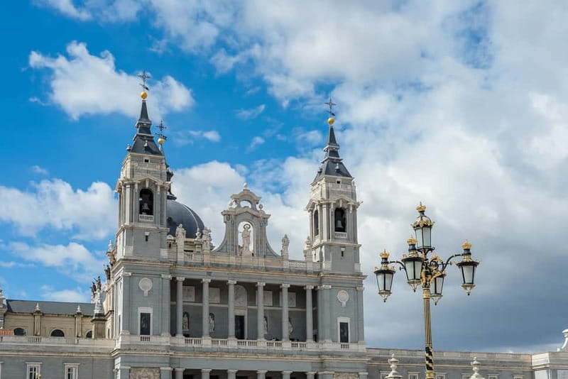 Madrid: Royal Palace Expert Guided Tour with Skip-the-Line - Inside the Throne Room, Banquet Hall, and Private Royal Apartments