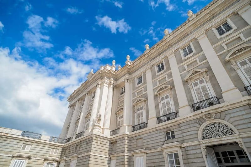 Madrid: Royal Palace Expert Guided Tour with Skip-the-Line - Photo-friendly pauses and what you should actually look for