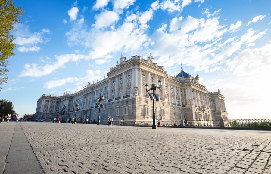 Madrid: Royal Palace Guided Tour with Skip-the-Line Entry - Meeting at Ópera Square and getting your bearings fast