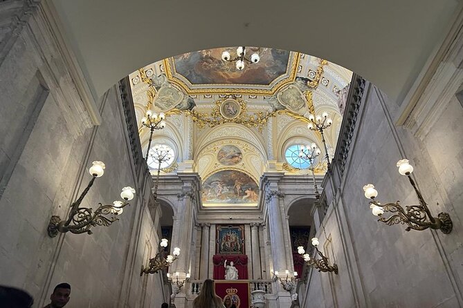 Madrid: Royal Palace Guided Tour with Skip the Line Ticket - The guides you might get, and what to look for
