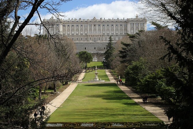 Madrid: Royal Palace Guided Tour with Skip the Line Ticket - The Royal Palace in 2 hours: what your guide points out