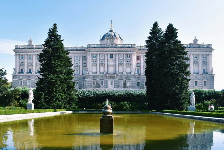 Madrid: Royal Palace Skip-the-Line Entry with Audio Guide - Entering the Palacio Real: how to handle the scale