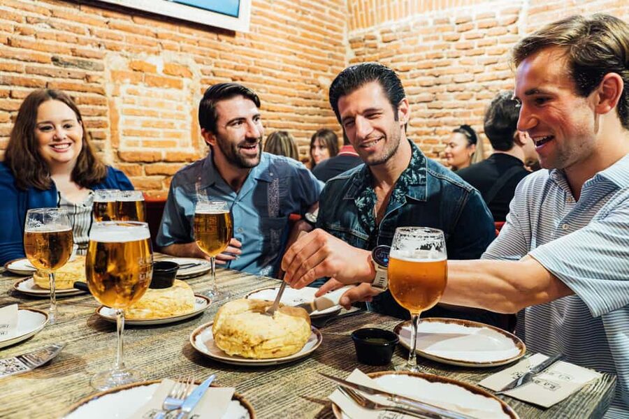 Madrid: Tapas Food Tour with Drinks and Food - The itinerary in motion: from Plaza de los Carros to Plaza Mayor