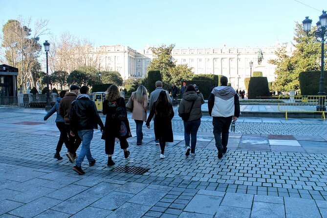 Madrid Tapas, Wine and History Tour - Plaza de Isabel II: where the walk starts and the guide sets the tone
