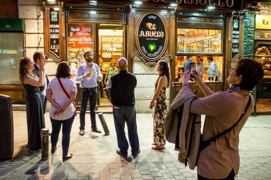 Madrid: Tapas & Wine Tasting Tour with Local Guide - Who should book this tapas and wine walk