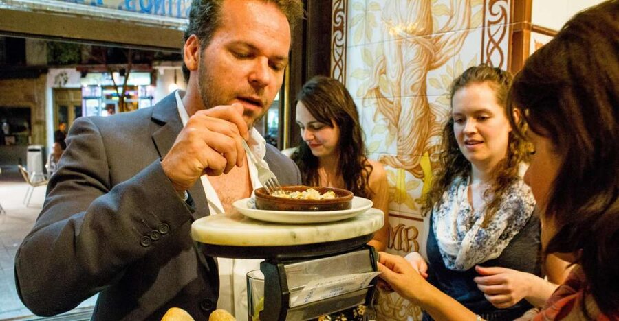 Madrid: Tapas & Wine Tasting Tour with Local Guide - El Madrid de los Austrias: closing with an old-world layer