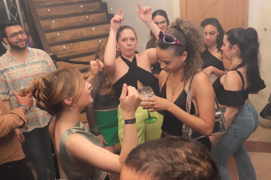 Madrid: Top Pub-Crawl with Drinks and Nightclub Entry - Puerta del Sol: where the night starts and the guide sets direction