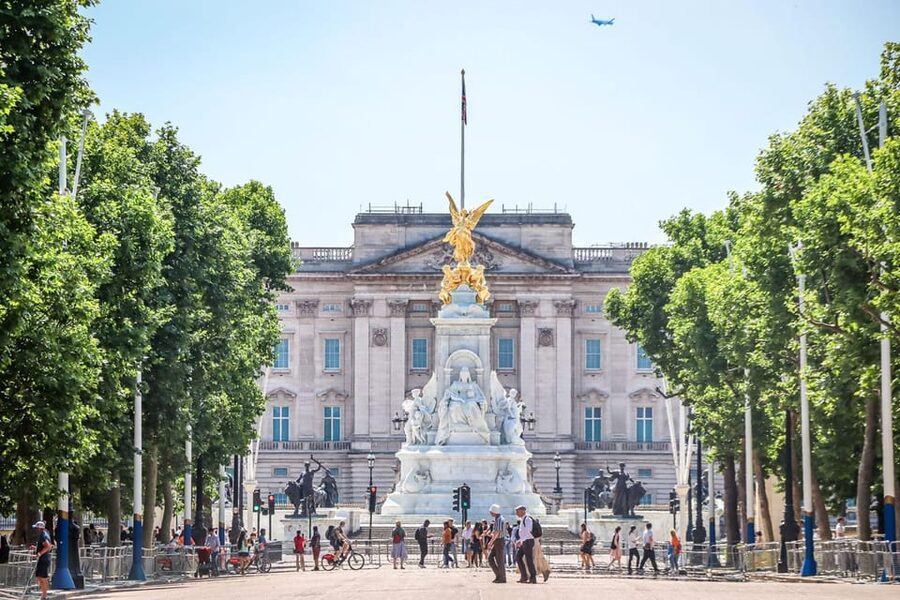 Madrid: Welcome to Madrid Guided Walking Tour in English - Puerta del Sol and the Royal Academy: the city center, explained