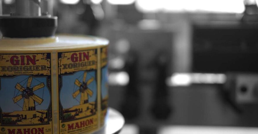 Mahón: Gin Distillery Tour with Tasting & Appetizers - The tasting table: Menorcan bites with your gin