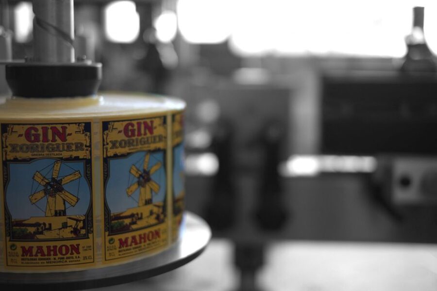 Mahón: Gin Distillery Tour with Tasting & Appetizers - Behind the scenes: juniper selection to hand-finished bottling