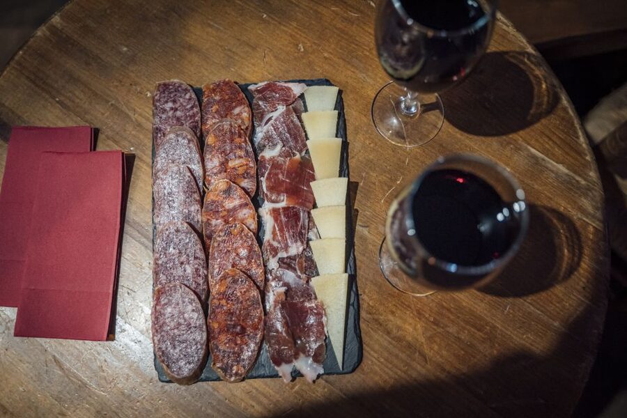 Malaga: Authentic Flamenco Show at El Gallo Ronco - Food and drinks at El Gallo Ronco: what’s there, and what to plan for