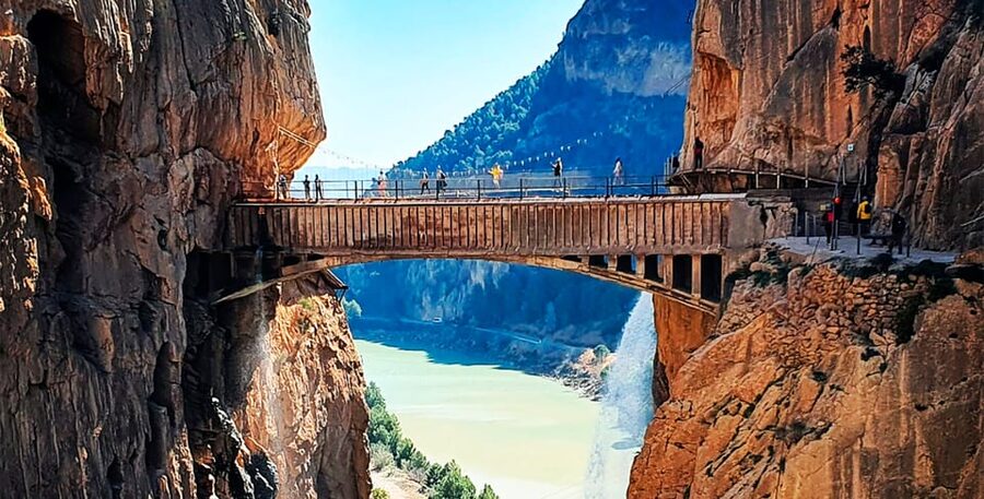 Málaga: Caminito del Rey Guided Tour with Transportation - Finding the Aloratur meeting point near María Zambrano