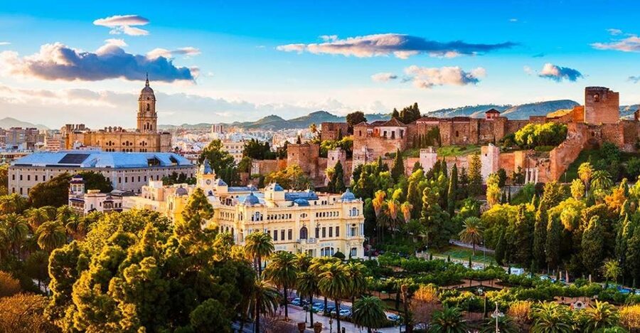 Málaga: Cathedral, Alcazaba, Roman Theater Walking Tour - Málaga in three hours: what this walking loop really gives you