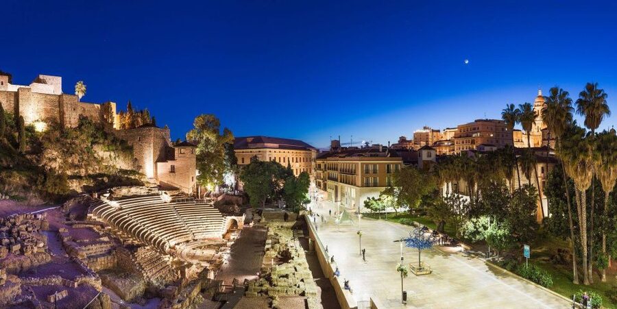 Málaga: Cathedral, Alcazaba, Roman Theater Walking Tour - Entering the Renaissance Cathedral of Malaga (and what you’re looking for)