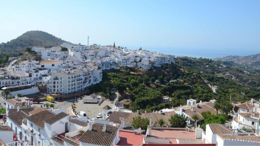 Malaga: Frigiliana & Nerja Tour with Local Product Tastings - The 15-minute local product tasting: small stop, big payoff