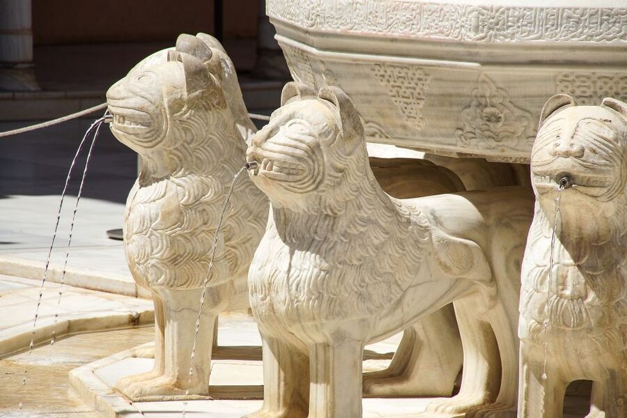 Malaga: Granada Day Trip with Alhambra, Palaces and Gardens - Timing: what the 8 hours means for seeing Granada too
