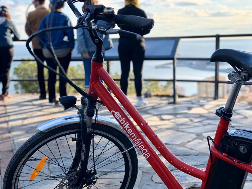 Malaga: Guided E-Bike Tour - From the hill into the Alcazaba area, history while you roll