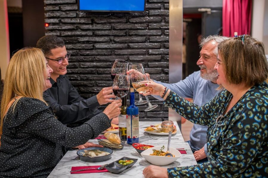 Malaga: Show and Food at Alegría Flamenco and Restaurant - The show: why the theater makes flamenco feel bigger