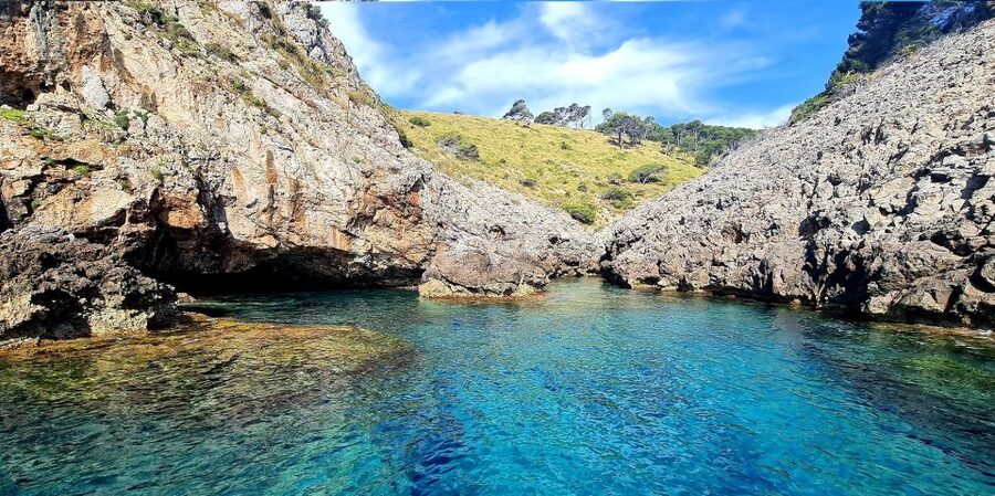 Mallorca Alcudia: Jack Sparrow Cave Jet Ski Tour - Jack Sparrow Cave: snorkeling time, rock formations, and how to manage expectations