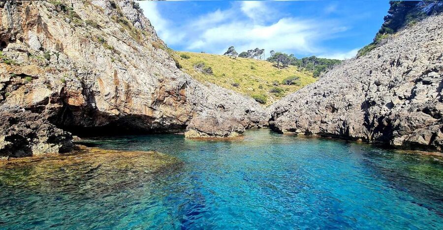 Mallorca Alcudia: Jack Sparrow Cave Jet Ski Tour - Crossing Alcúdia Bay toward Aucanada: the ride with built-in scenery