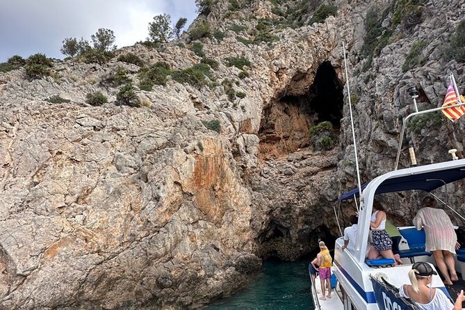 Mallorca Beach & Caves 4hr Boat Trip Drinks, Tapas, SUP & Snorkel - Drinks and tapas onboard: what is included, and how it affects value