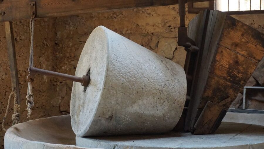 Mallorca: Day Trip to Hidden Gems of Tramuntana with Lunch - Lunch with pa amb oli, wine, and gató: what you should order in your head