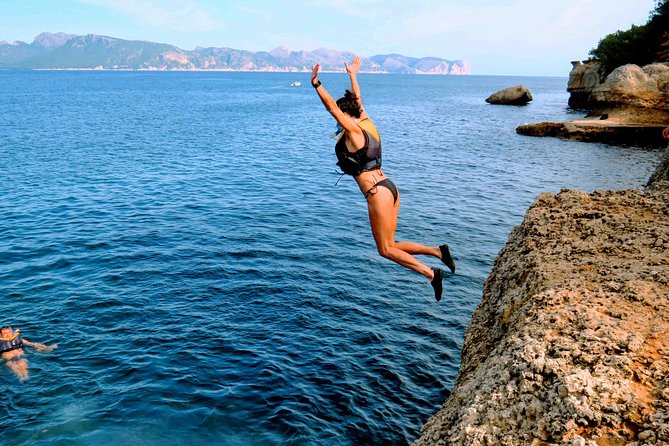 Mallorca: Kayaking, Sea Cave, Cliff Jumping & Snorkel Tour - Picnic reset: snacks, drinks, and time to cool off