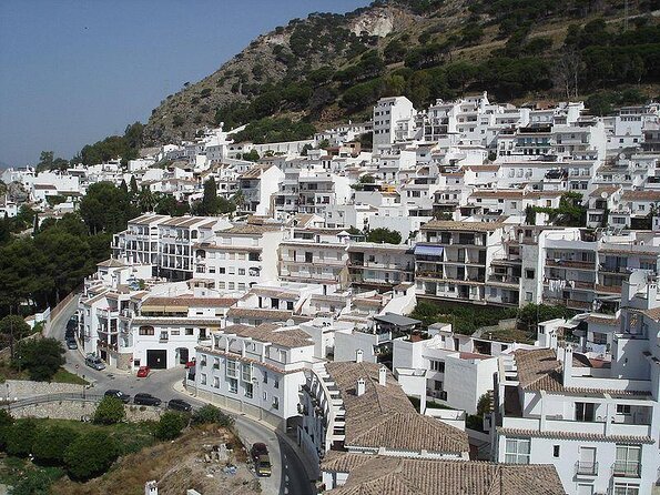 Mijas: Panoramic city tour in an electric Tuk Tuk - Key things you’ll notice on this Mijas Pueblo tuk tuk tour