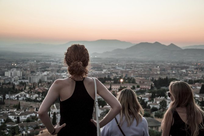 Night Adventure Tour, Play Granada Original - Stop 3 and 6: Mirador de San Nicolás and Paseo de los Tristes