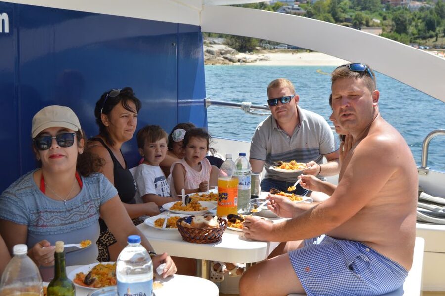 O Grove: Ría de Arousa Catamaran Tour with Seafood Lunch - Birds, Bivalves, and the Onboard Explanation That Makes Food Feel Local