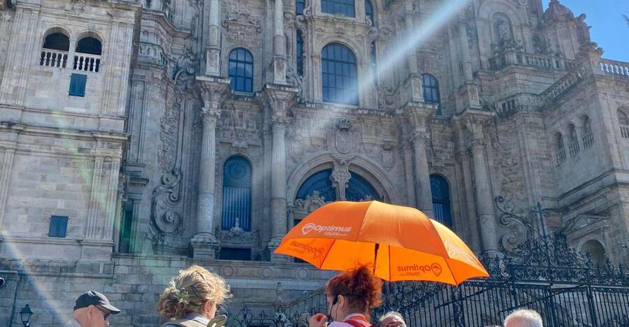Old town walking tour in a small group - How the Best Guides Make the Tour Feel Easy
