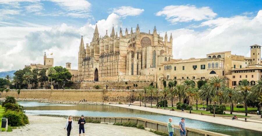 Palma: Cathedral of Mallorca Skip-the-Line Entry Ticket - Inside the cathedral: three naves, royal tombs, and the Trinidad Chapel