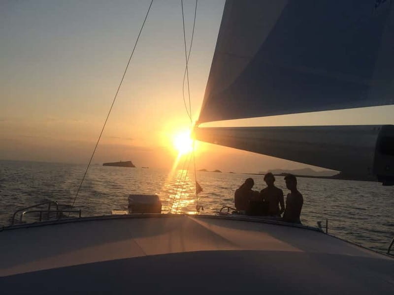 Palma de Mallorca: Deluxe Catamaran Sailing Tour with Meal - What to pack (and what to avoid)