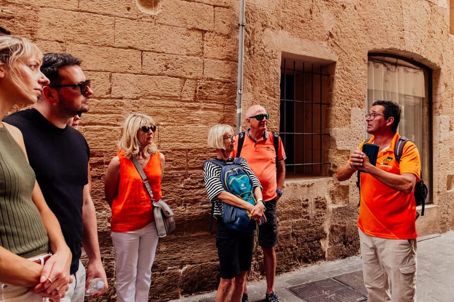 Palma de Mallorca: Foodie Walking Tour of the Old Town - Guide impact: humor, stories, and routes that avoid the obvious crowd
