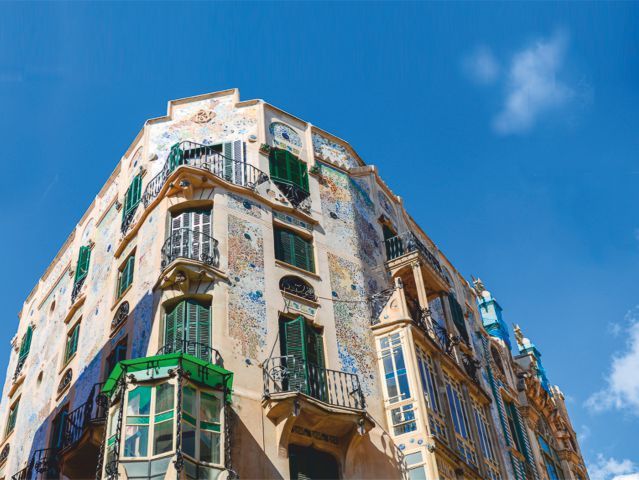 Palma de Mallorca: Guided Tour of the Old Town - Market hall moments and Mediterranean food clues