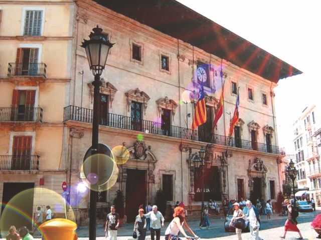 Palma de Mallorca: Guided Tour of the Old Town - The Jewish quarter and the city wall, quieter stops with big context