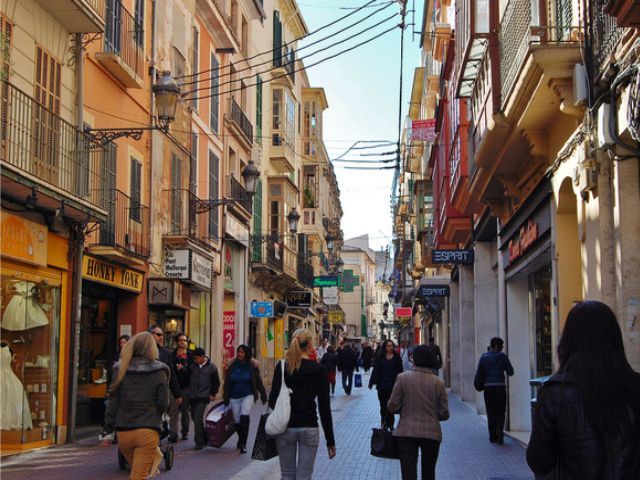 Palma de Mallorca: Guided Tour of the Old Town - Es Baluard and Plaça Cort, where culture meets everyday city life