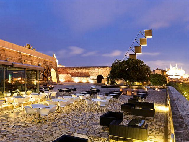 Palma de Mallorca: Old Town Atmospheric Evening Tour - Parc de la Mar and Es Baluard Fortress: the waterfront mood shift