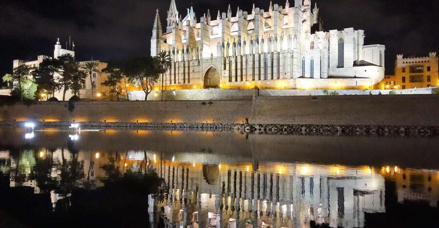 Palma de Mallorca: Old Town Atmospheric Evening Tour - La Llotja and Consolat del Mar: power and trade told in street-scale