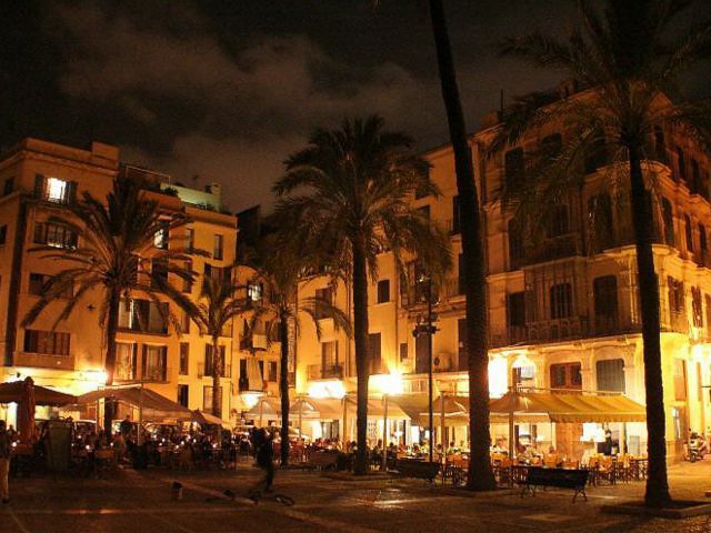 Palma de Mallorca: Old Town Atmospheric Evening Tour - Almudaina Palace and the Old Town maze: hidden stories that change your route