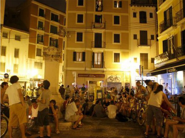 Palma de Mallorca: Old Town Atmospheric Evening Tour - Es Baluard Museum, Plaza del Mercat, and the Gerber District: where locals would wander