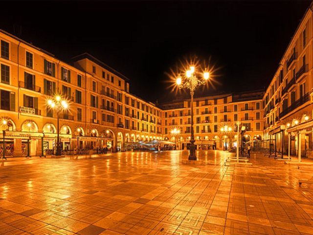 Palma de Mallorca: Old Town Atmospheric Evening Tour - The tapas-bar finish: pintxos, optional food, and shared bills