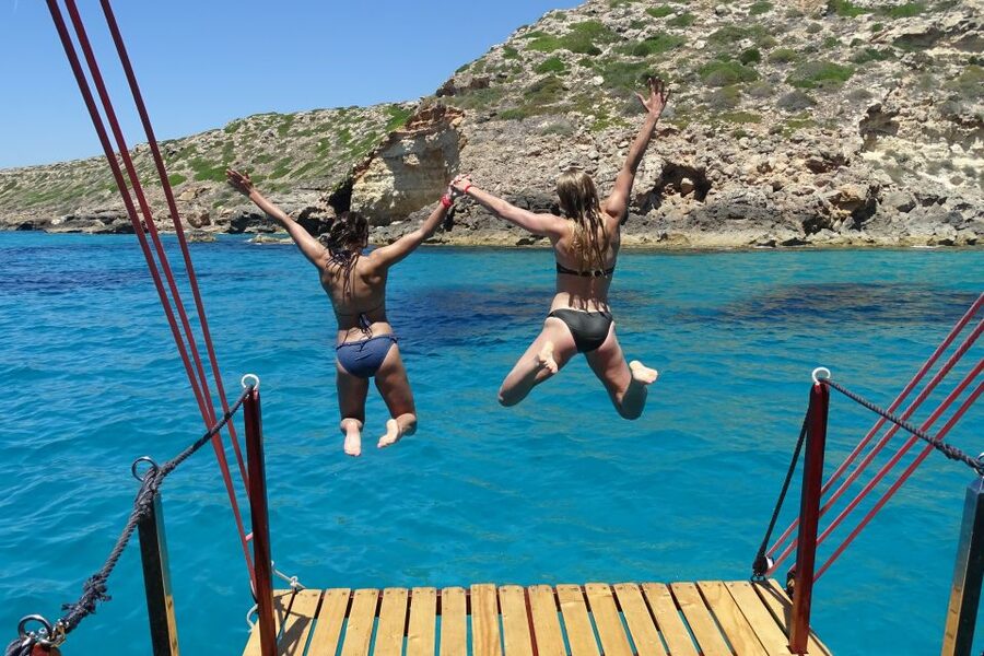 Palma de Mallorca: Palma Bay Boat Tour with Snorkeling - Getting Comfortable on the Barca Samba: Solarium, Seating, Wi-Fi, Sports TV