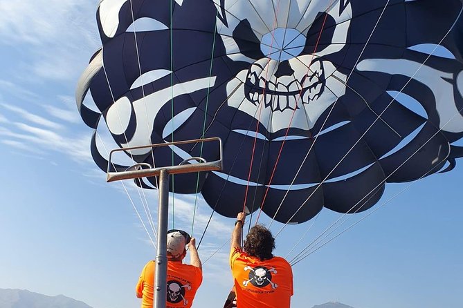 Parasailing in Fuengirola - The Highest Flights on the Costa - The landing on water: calm, then back to the boat
