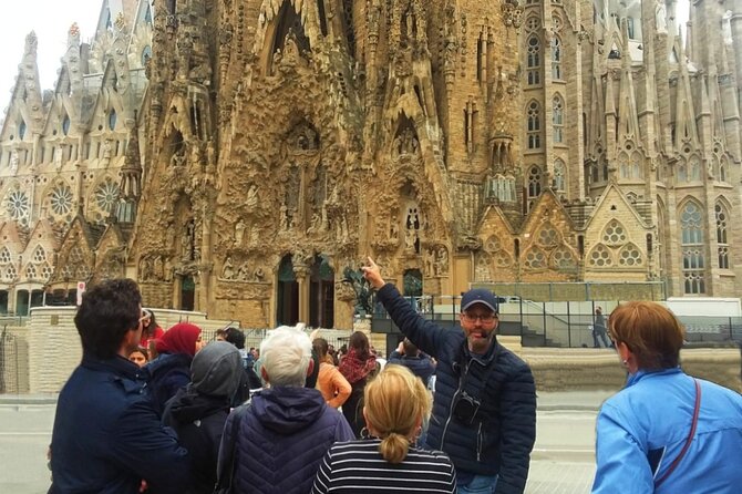 Park Guell and Sagrada Familia Private Tour with Hotel pick-up - Park Güell: How to Use Your Time on the Hillside