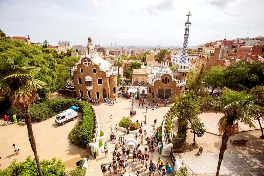 Park Güell: Guided Tour with Optional Gaudí Experience Entry - Colonnades, Doric Columns, and the Geometry Moment