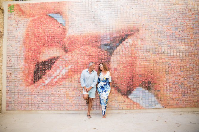 Photoshoot tour in Barcelona Secret Corners - El Born and La Ribera: Old Neighborhood Streets for Real Couple and Family Shots