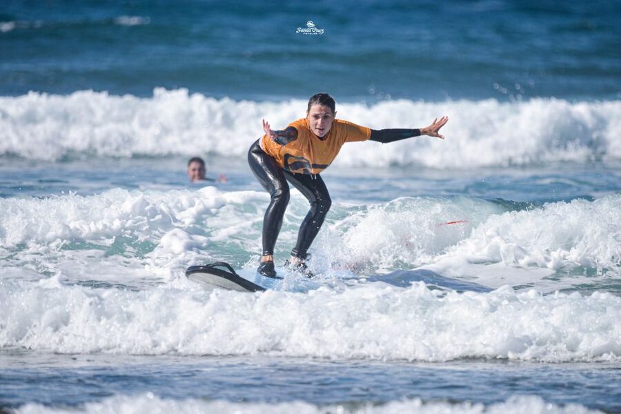 Playa de las Américas: Private or Small-Group Surf Lesson - Kontraola check-in, lockers, and the gear setup