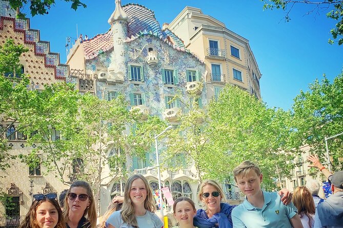 Ramblas, Old Town, Gothic and Gaudi Architecture Walking Tour - Getting Oriented Fast Around Plaça de Catalunya