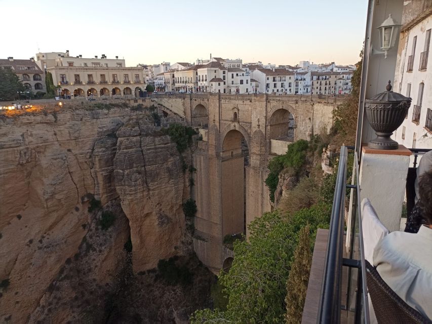 Ronda: Guided Walking Tour with English or Spanish Guide - New Bridge and the famous balcony: the “pause here” moment